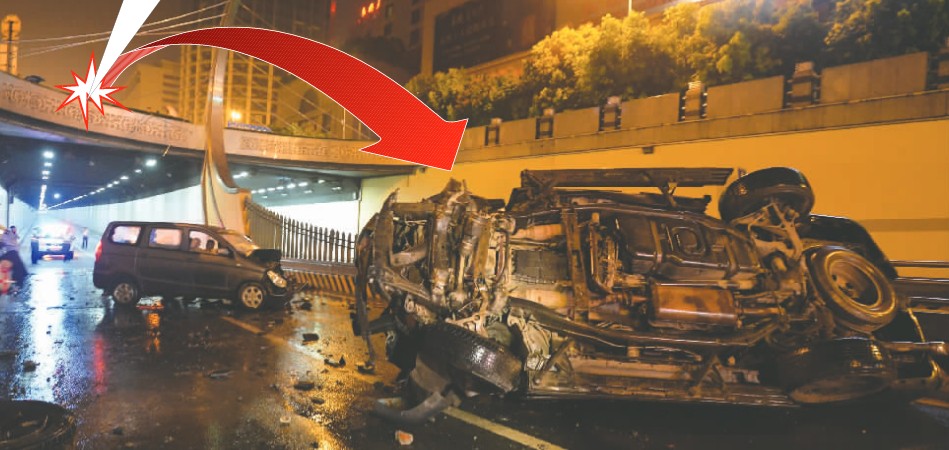 成都天府广场下穿隧道掉下百万豪车与面包车相撞