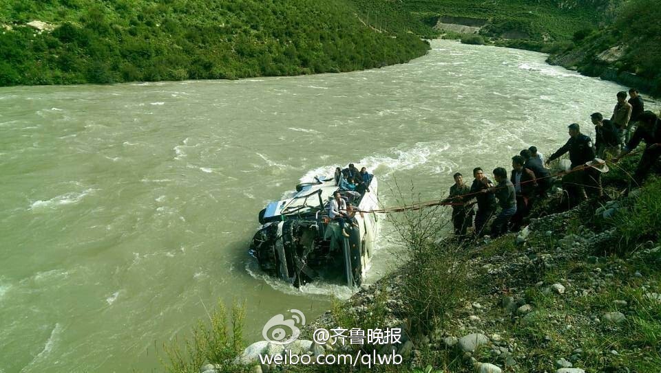 西藏一辆大巴车翻入河道 致3死13失踪