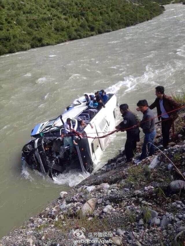 西藏一辆大巴车翻入河道 致3死13失踪