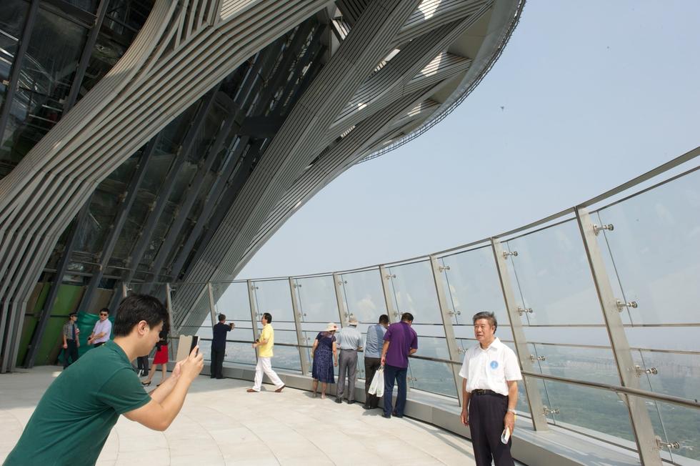 北京246.8米高“钉子”塔首迎游客