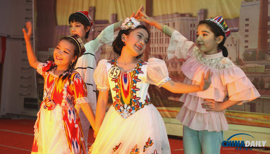 新疆“油城”多彩少数民族服饰秀