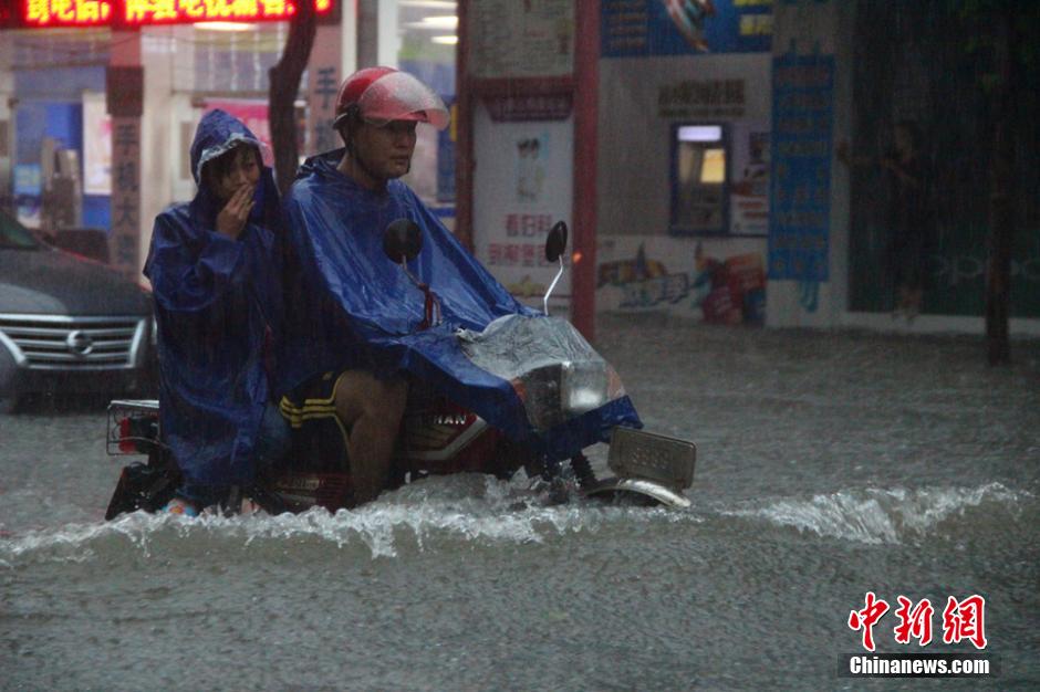 广西柳州遭强降雨袭击 中心街道变“汪洋”