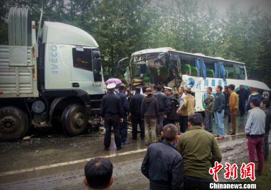 四川康定一辆货车与大客车迎面相撞 致2死23伤