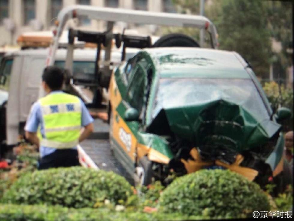 北京一出租车撞树3人亡 疑为疲劳驾驶