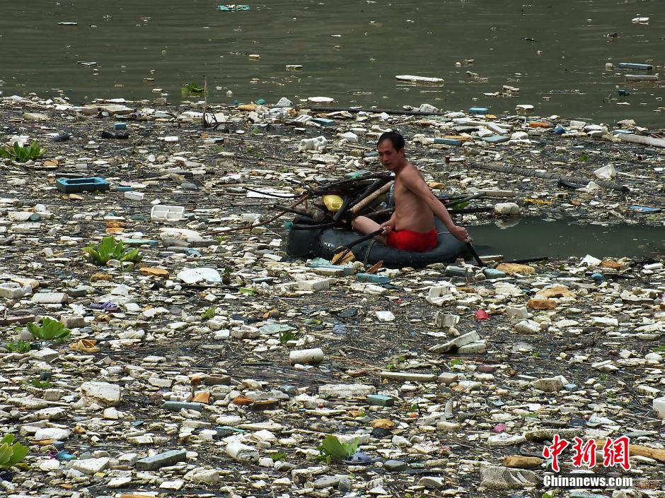 湖北长江三峡水库部分水湾漂浮垃圾聚集
