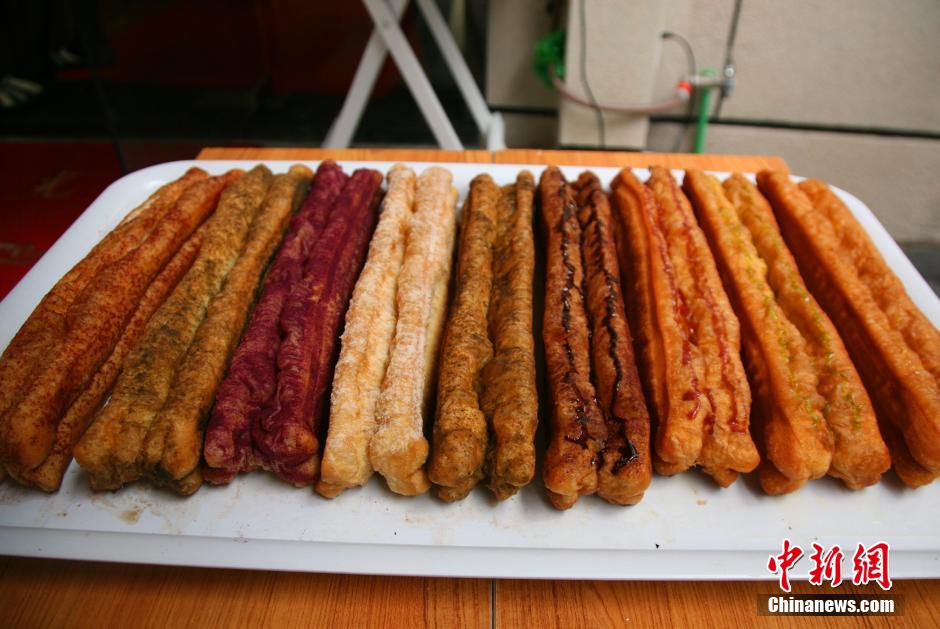 杭州一早餐店推出多种口味“彩色油条”吸引市民