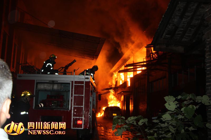 四川自贡一厂房发生大火 百米远可闻纸制品燃烧焦味