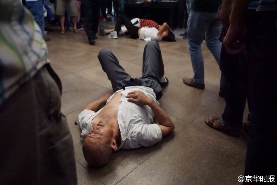 北京小贩争地盘 地铁站口打群架