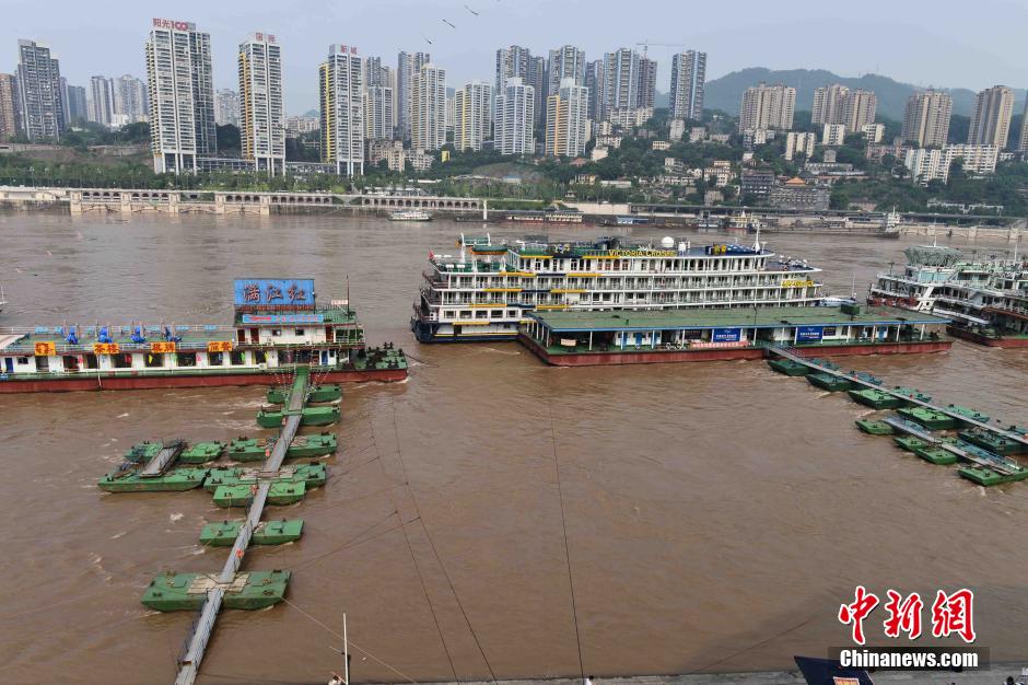 长江重庆段迎秋汛 水位迅速上升泾渭分明