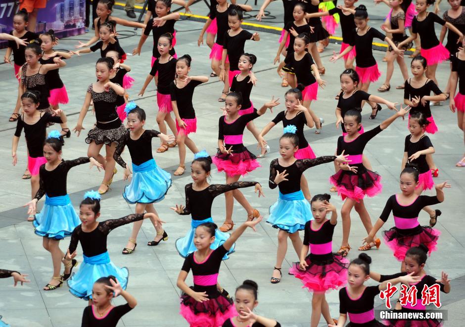 武汉百名小朋友街头表演体育舞蹈