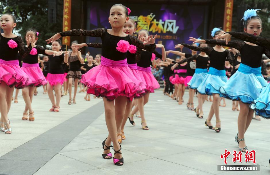 武汉百名小朋友街头表演体育舞蹈