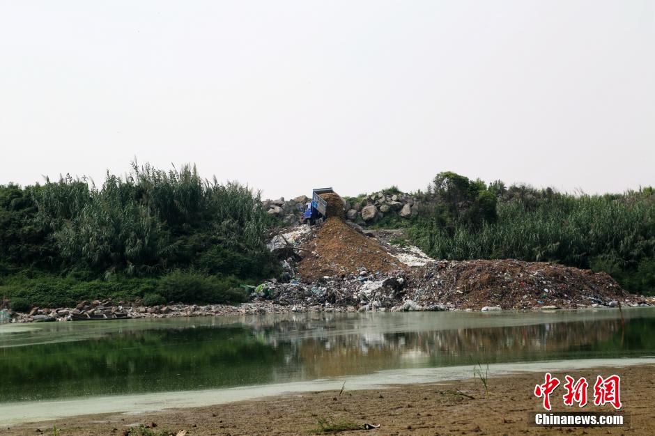 浙江余姚杭州湾海涂垃圾倾倒处现七彩油污[组图]