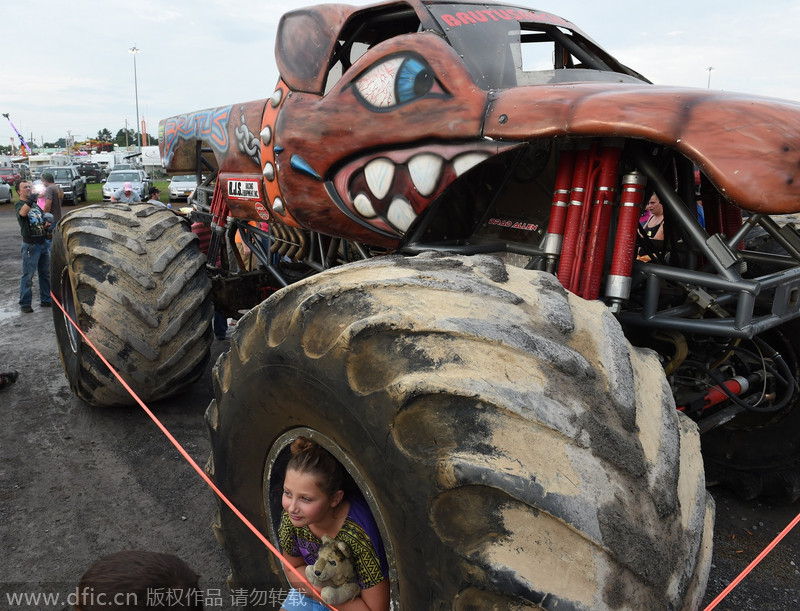 美国举办怪物卡车赛 庞大轮胎能藏小女孩