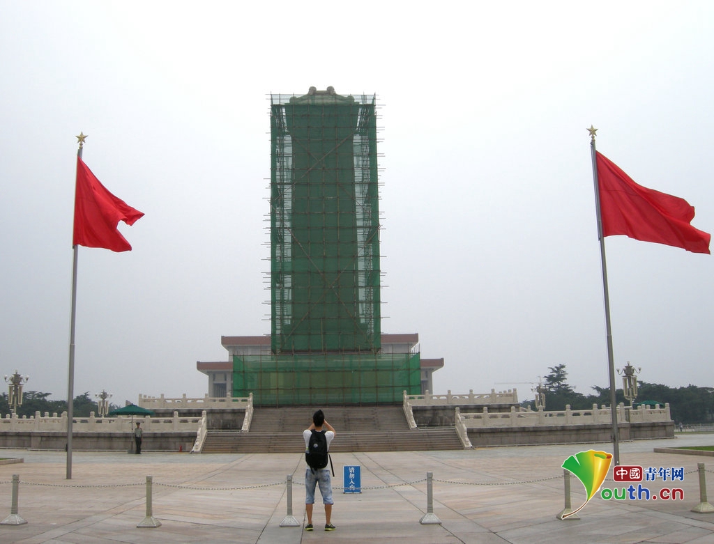 天安门广场人民英雄纪念碑“洗脸”迎国庆