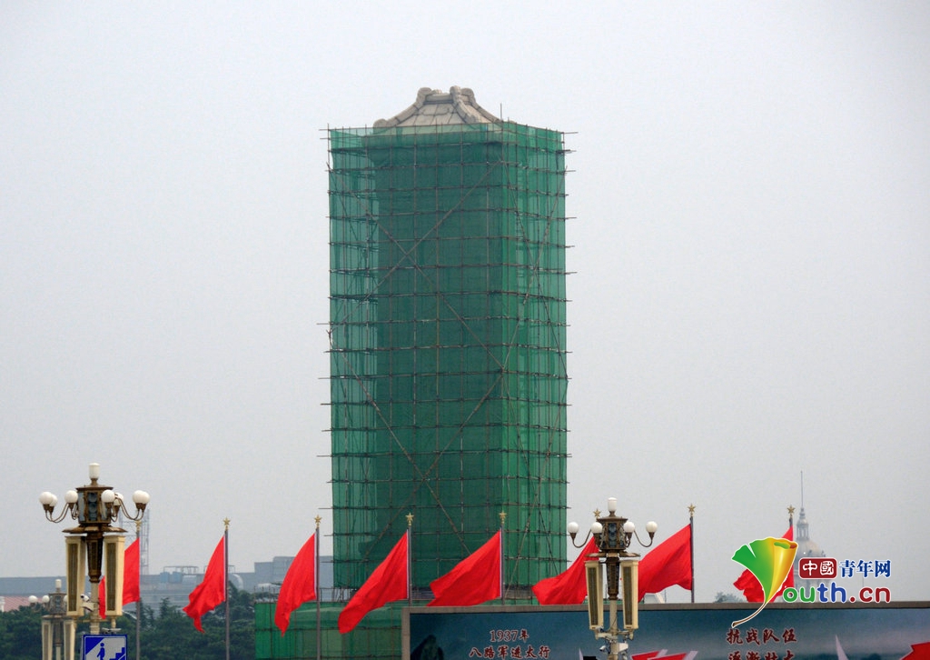 天安门广场人民英雄纪念碑“洗脸”迎国庆