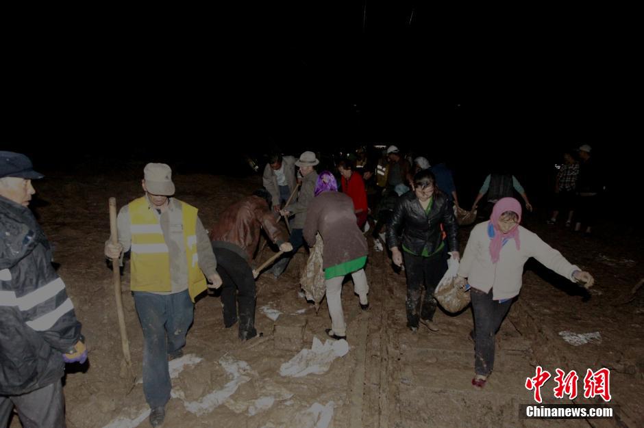 兰青铁路塌方段通行未受明显影响 二百多村民清淤