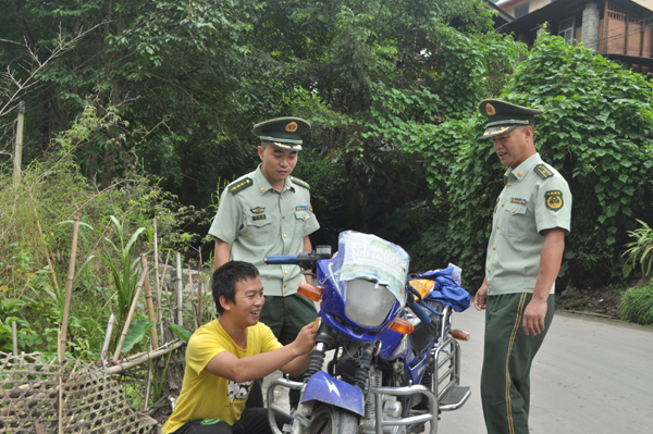 云南怒江边防民警30分钟帮助群众找回被盗摩托车