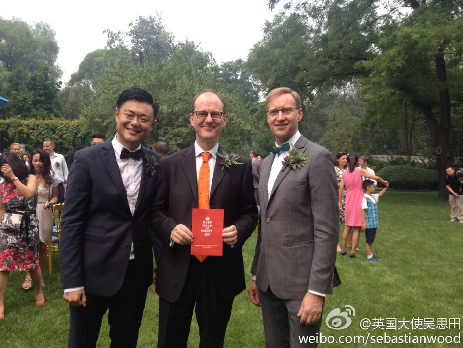 英国驻上海总领事与华裔男友举办同性婚礼