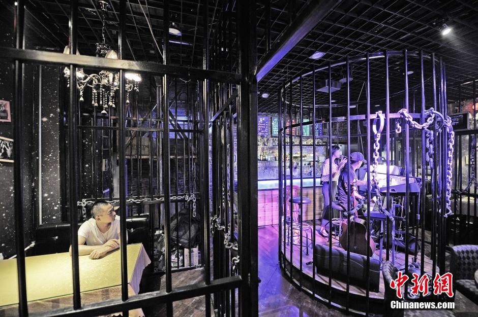 天津首家“监狱”主题餐厅开业