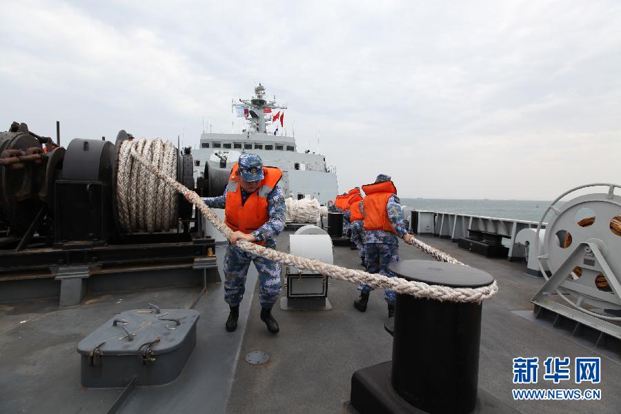 中国海军第十八批护航编队停靠吉布提港补给休整