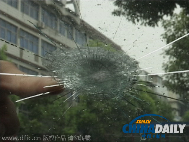 南京一店主车与店铺遭袭击 有弹孔怀疑有人蓄意报复