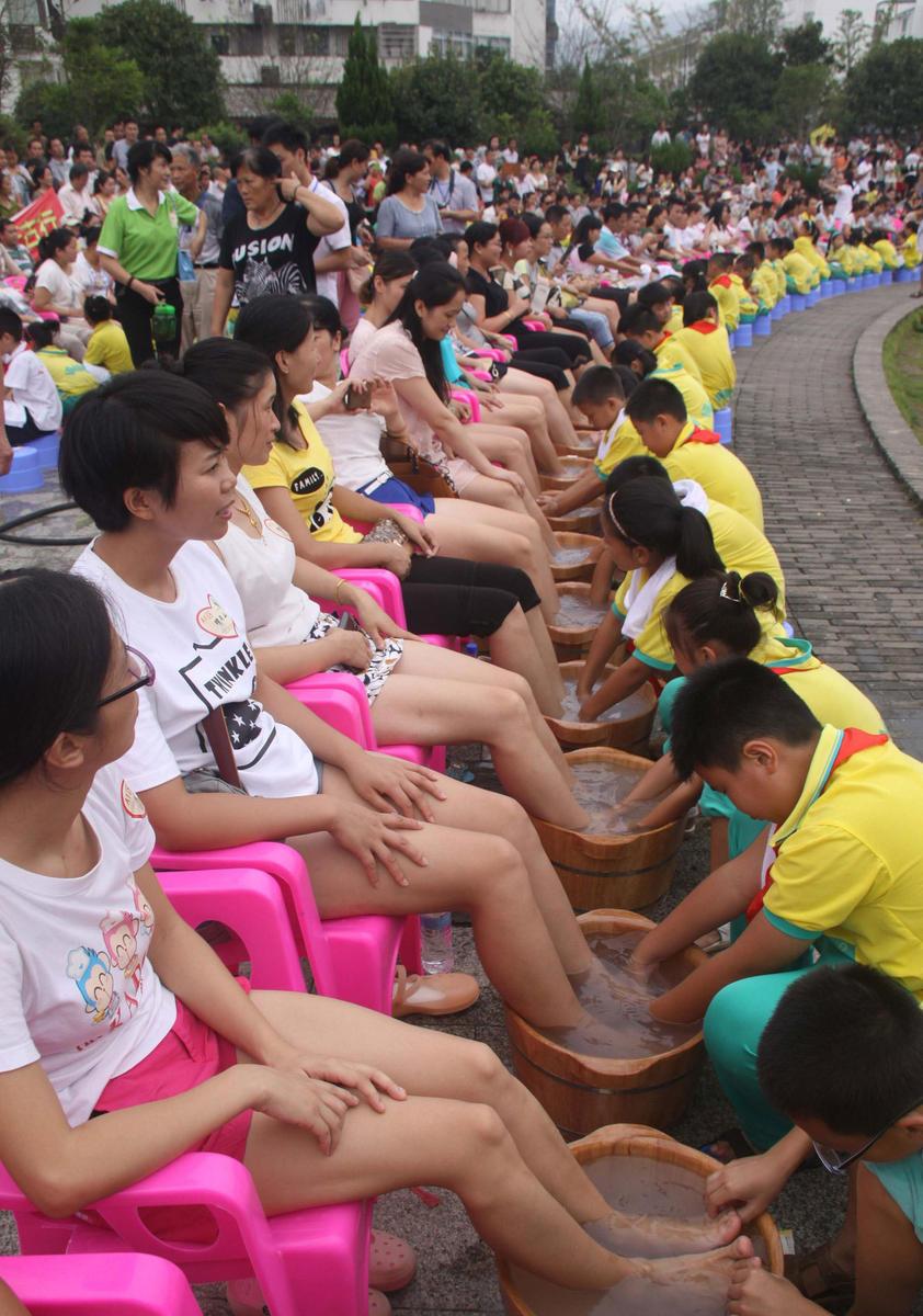 江西宜春万余人参与“我给父母洗脚”活动创纪录