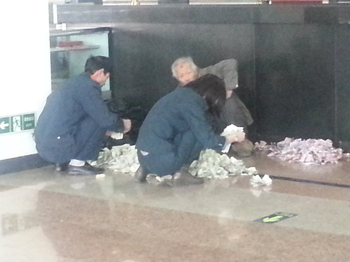 北京一乞丐每月往老家寄万元