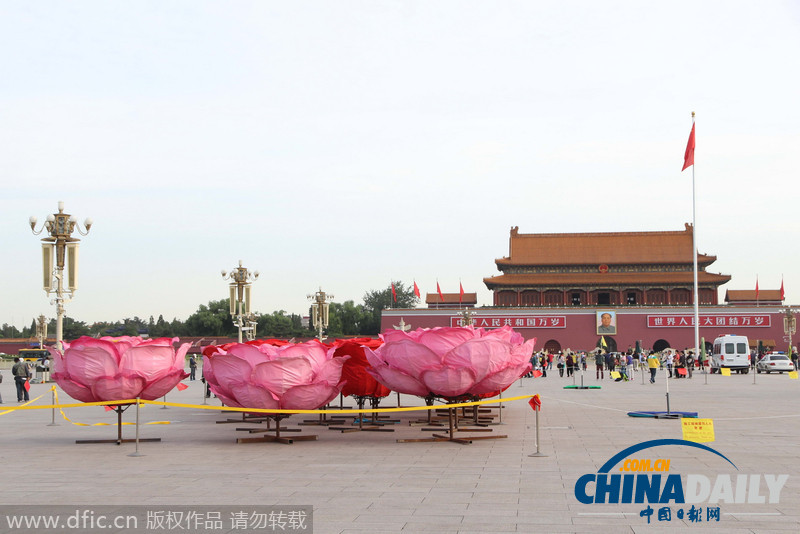 北京：首批花材运抵天安门广场 “祝福祖国”主花坛开始换装