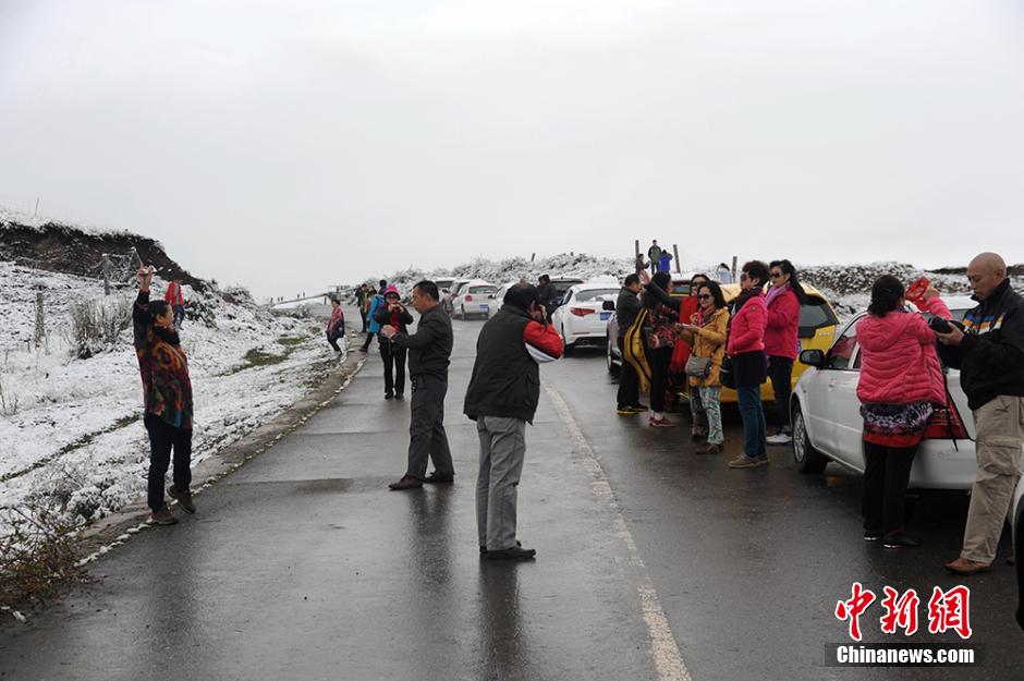 四川红原大草原迎来今年入秋第一场雪