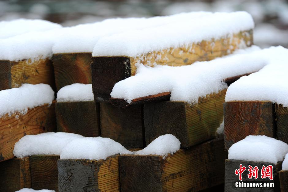 四川红原大草原迎来今年入秋第一场雪