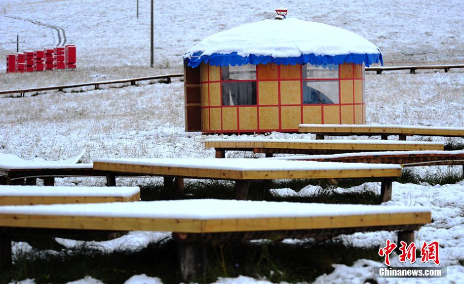 四川红原大草原迎来今年入秋第一场雪