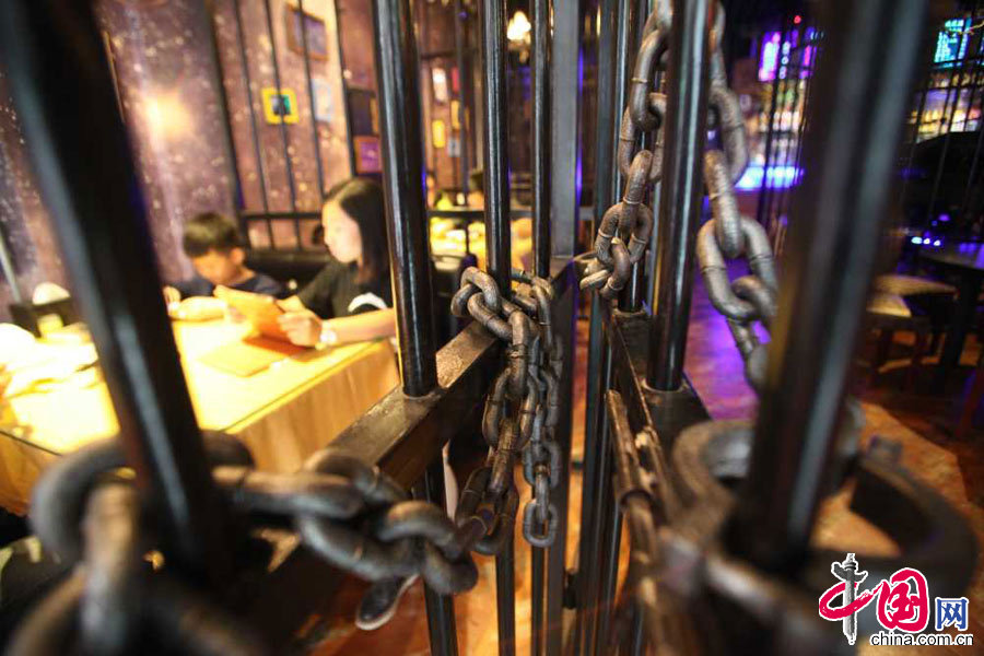 天津首家“监狱”主题餐厅 体会