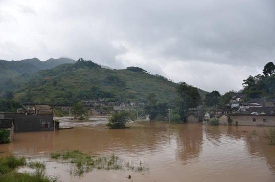 贵州兴义遭遇特大洪涝灾害 140户540人成“孤岛”