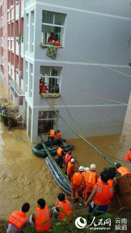 中学396名师生被洪水围困 警方营救