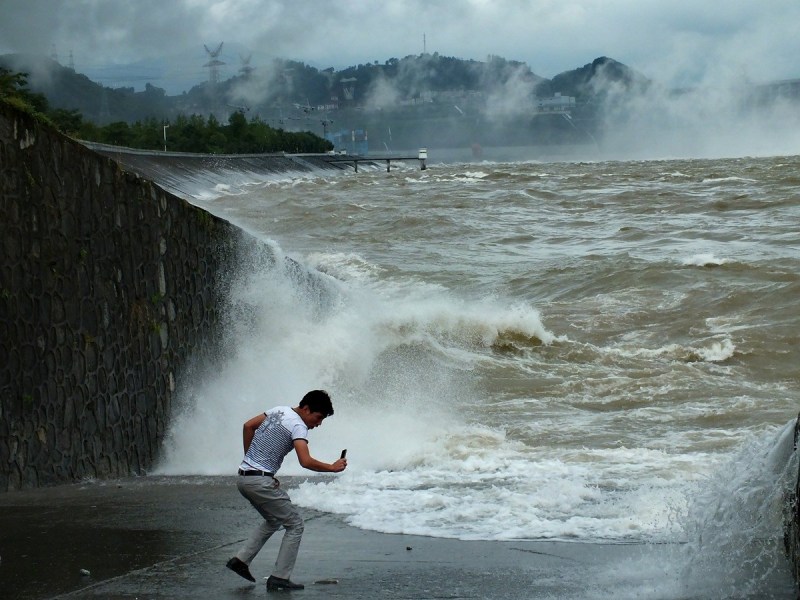 三峡将迎今年最大洪峰 水库泄水船闸停航