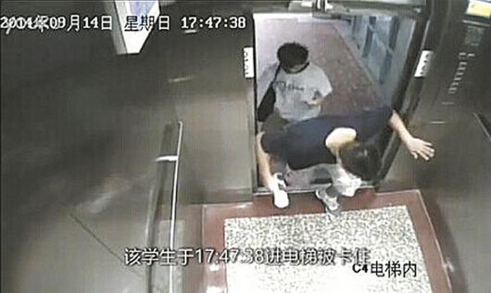 厦门：大学生被电梯卡死 全过程视频曝光