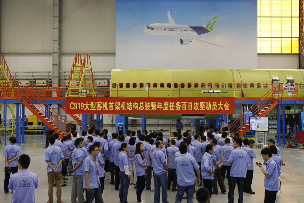 中国首架C919大型国产客机开始结构总装