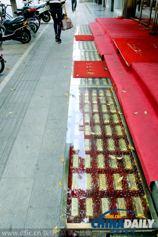 南京：200根“金条”打造土豪金台阶 市民直呼“亮瞎眼”