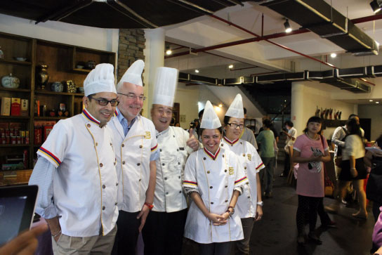 亚洲主流媒体记者下厨学做川菜