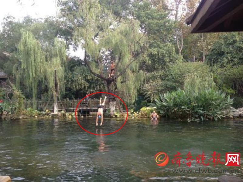济南市民护城河展跳水技巧