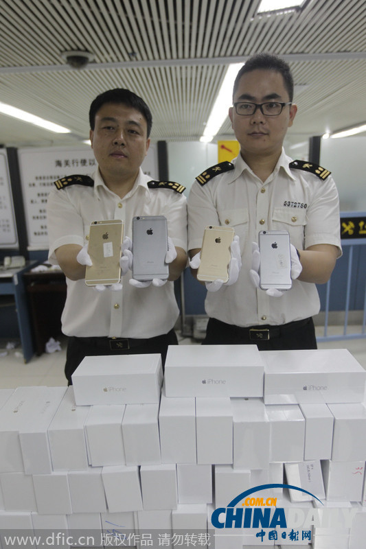 深圳海关5天查获iPhone 6近2000台 一水客身穿3内裤藏8台