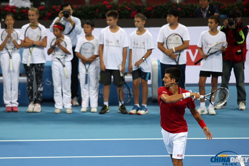 北京：德约科维奇现身校园网球慈善活动