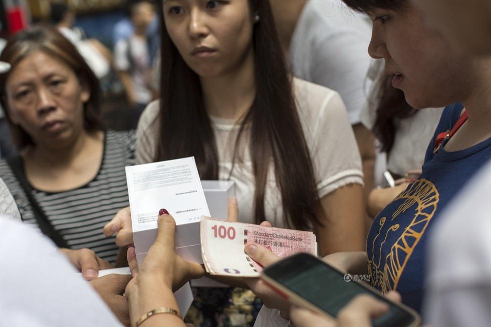 香港商场外黄牛倒卖iPhone6 生意火爆