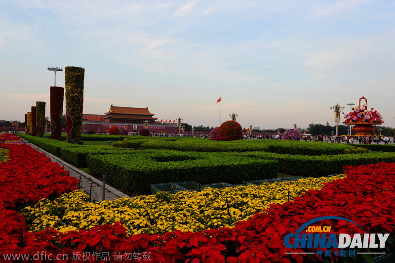 北京天安门广场花团锦簇迎接建国65周年
