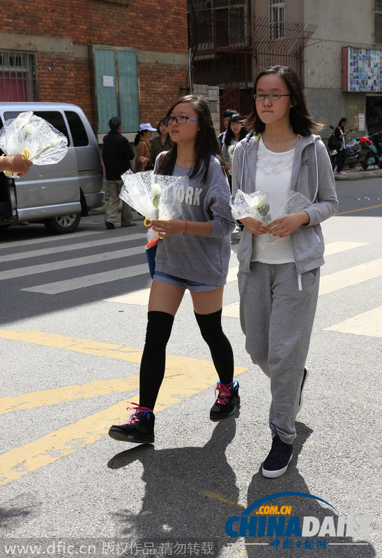 昆明“926”踩踏事故发生24小时 市民明通小学门口献花悼念