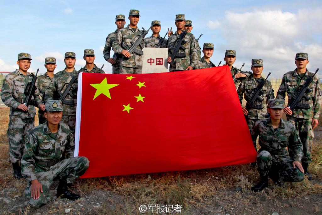 军人抱着国旗的图片图片