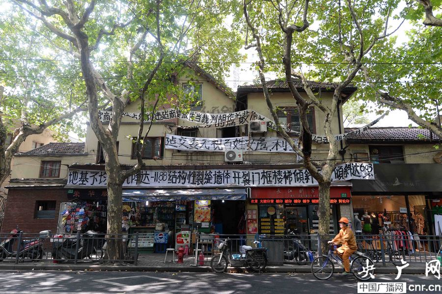 上海小区挂满白色横幅阴森如“挽联”