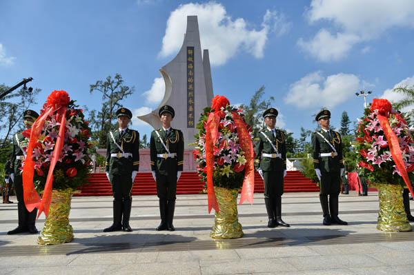 中国迎来首个“烈士纪念日” 海南各界向革命烈士敬献花篮