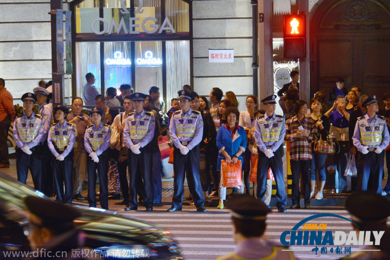 国庆节游客“挤爆”上海外滩 警方手拉手筑人墙维持秩序
