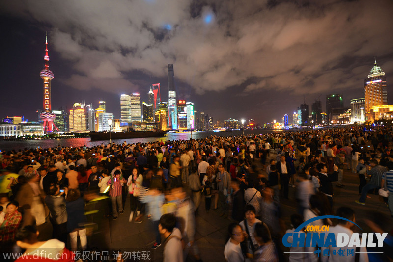 国庆节游客“挤爆”上海外滩 警方手拉手筑人墙维持秩序